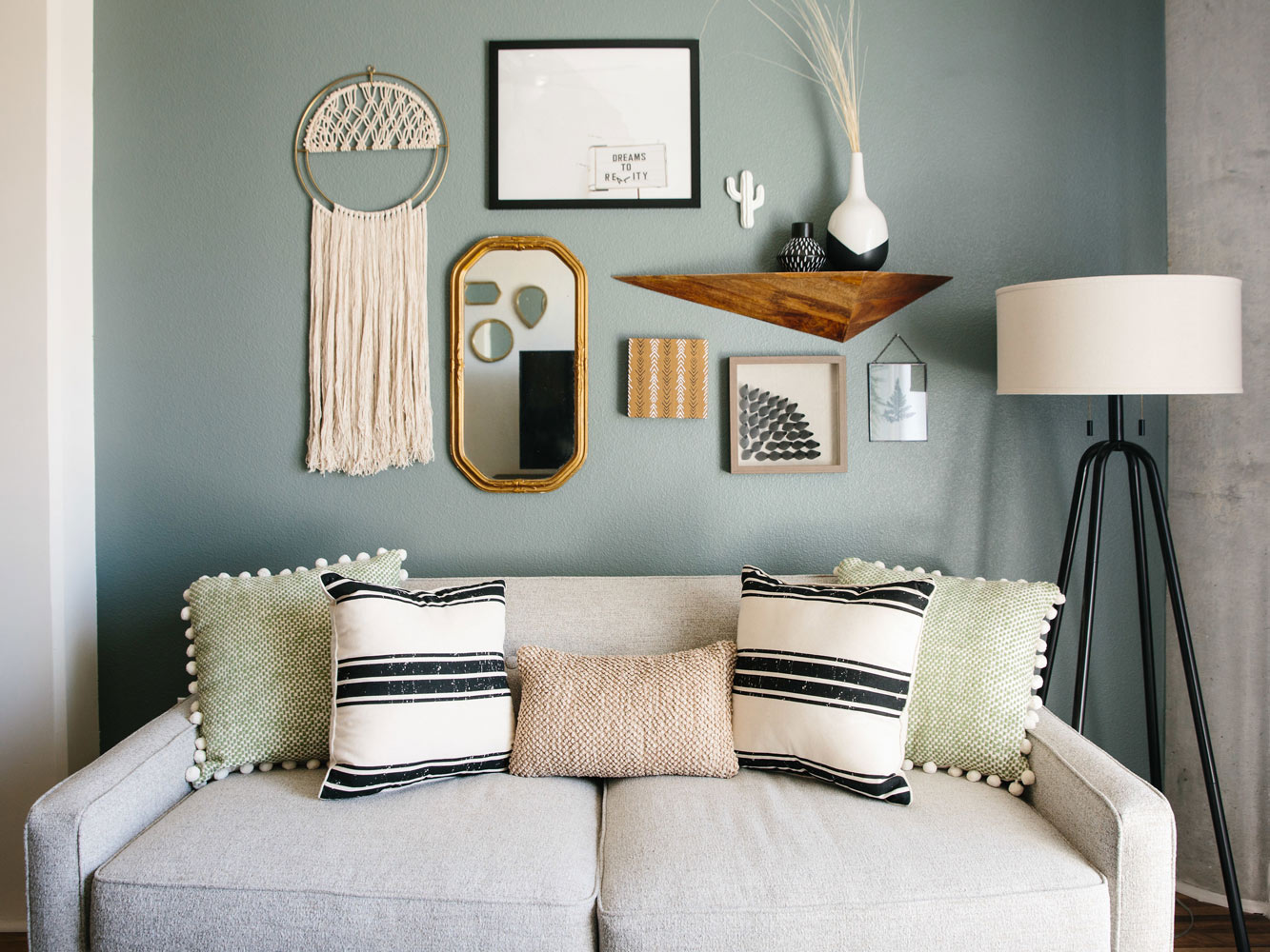 downtown-austin-pied-á-terre-living-room-wall-decors